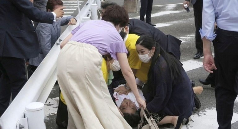 video:-ex-primeiro-ministro-japones-e-morto-durante-comicio-as-vesperas-de-eleicao