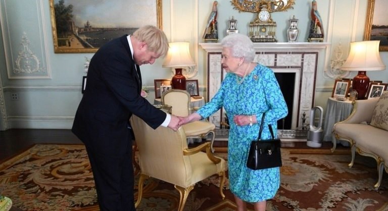 entenda-qual-e-o-papel-da-rainha-elizabeth-2a-na-renuncia-de-johnson